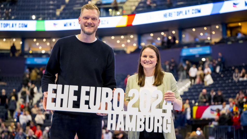 Ein Handball-Paar wirbt für den Spielort Hamburg