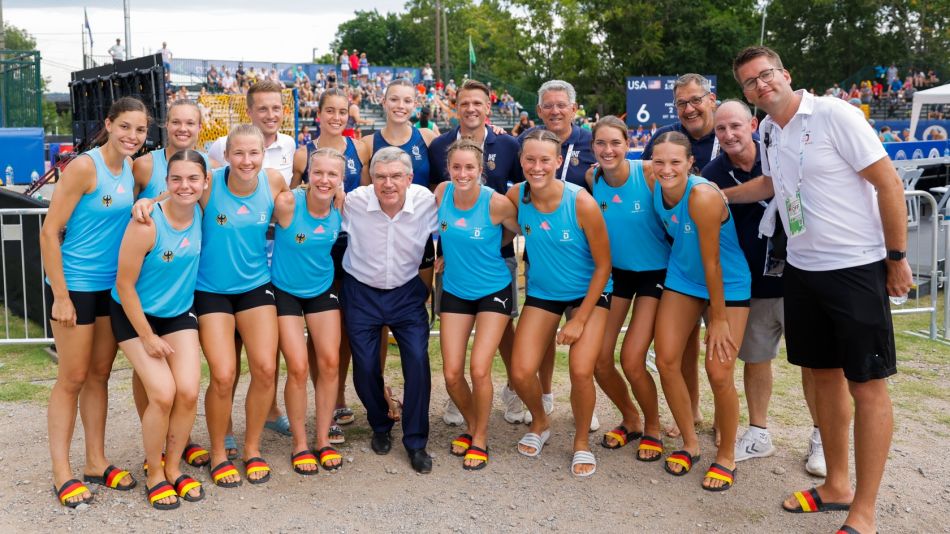 IOC-Präsident besucht Beachhandballerinnen
