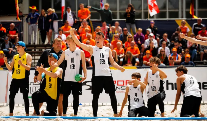 Die männliche U16 im Beachhandball jubelt