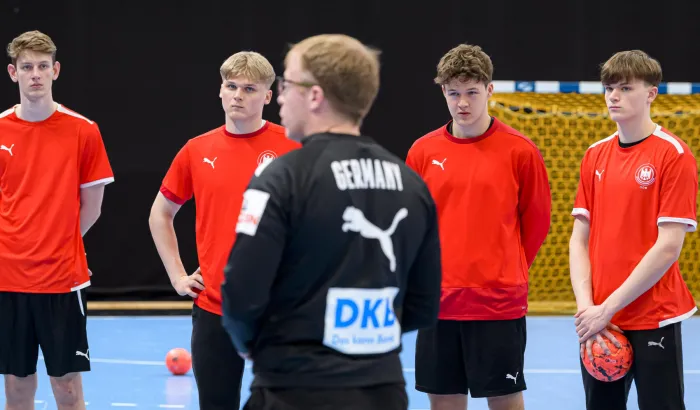 Trainer erklärt eine Übung