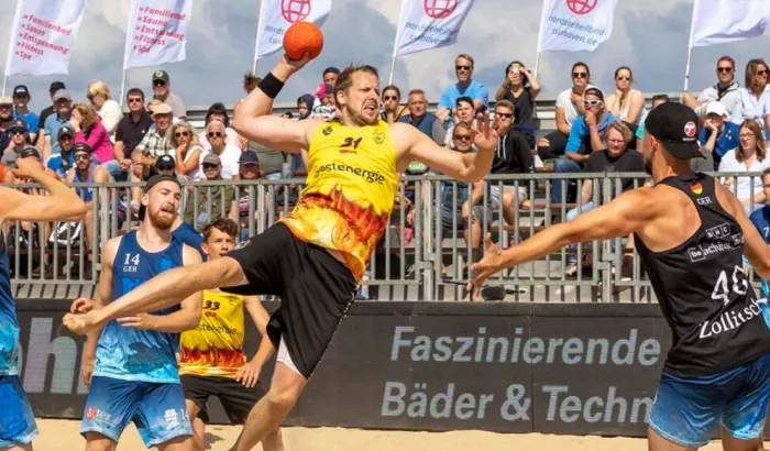 Beachhandballer setzt zum Wurf an