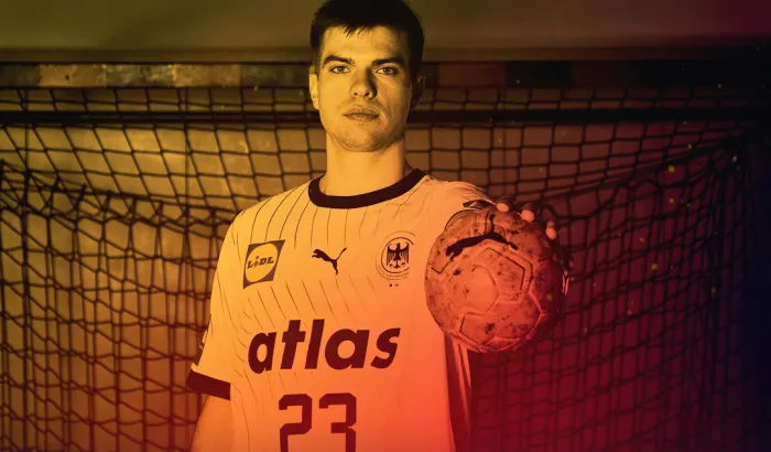 Renars Uscins hält den Ball in die Kamera