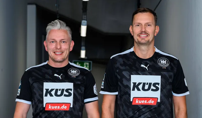 Schiedsrichter Robert Schulze und Tobias Tönnies