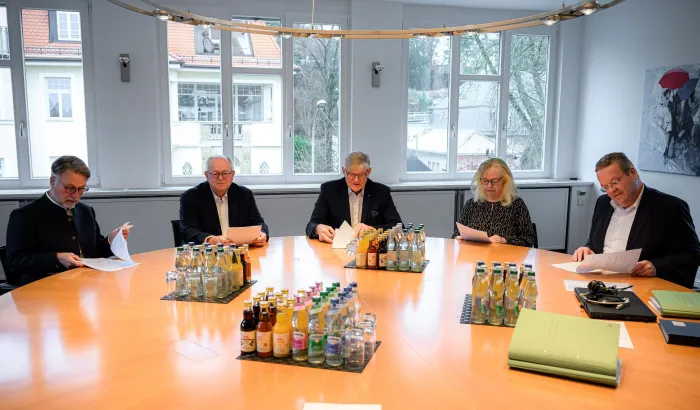Unterzeichner des Verschmelzungsvertrages: Peter Knapp, Hans Artschwager, Eberhard Gloger, Heidi Schmidt und Alexander Klinkner. - Foto: Marco Wolf