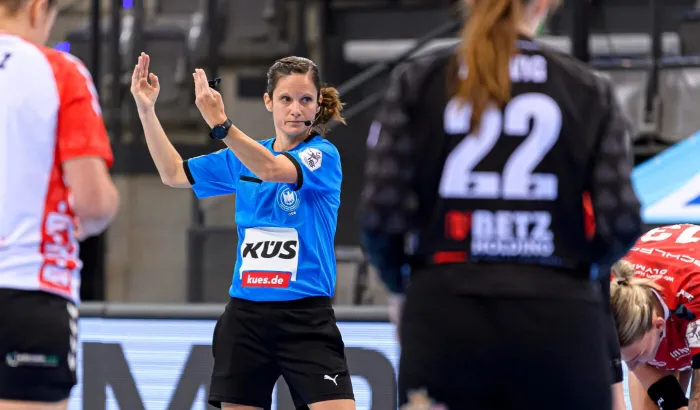 Schiedsrichterin Maike März pfeift bei eine, Handballspiel.