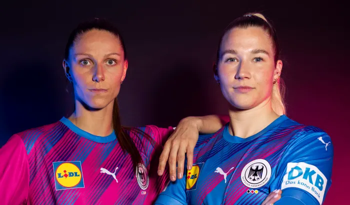 Xenia Smits und Kathi Filter gucken beim Shooting seriös in die Kamera-