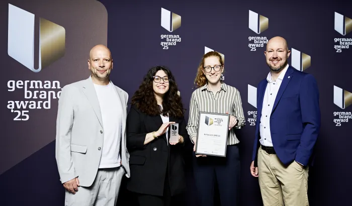 adesso sowie Vanessa Niestroj (Mitarbeiterin Digitales Marketing) und Matthias Lahr (Leiter Digitales Marketing) haben den Preis entgegengenommen. - Foto: German Brand Award