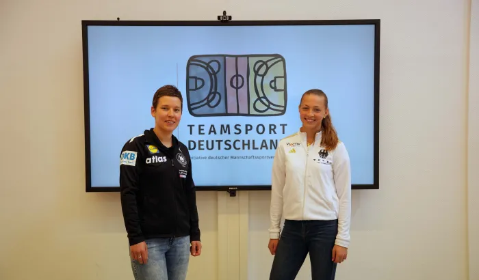 Alina Grijseels (links) und Sophia Schwabe im Austausch. - Foto: DHB