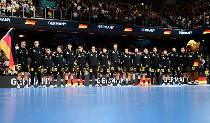 Die deutsche Nationalmannschaft bei der hymne