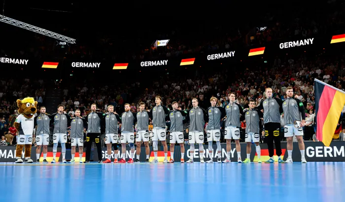 Männliche Handball-Nationalmannschaft bei der Hymne