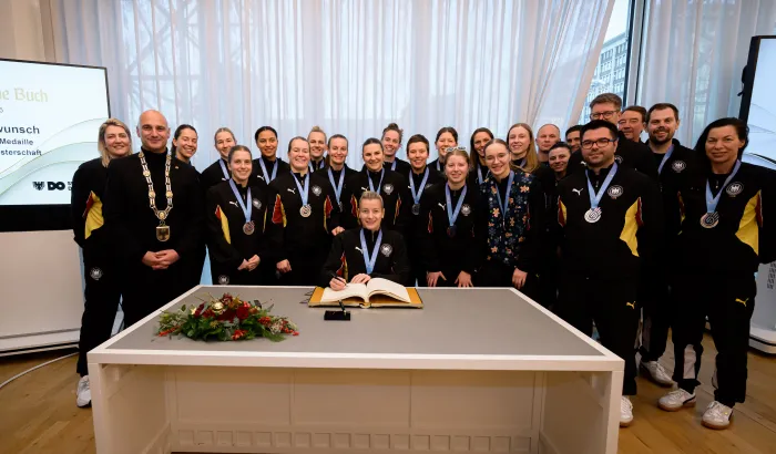 Die deutsche Frauen-Nationalmannschaft trägt sich in das Goldene Buch der Stadt Dortmund ein. - Foto: Marco Wolf