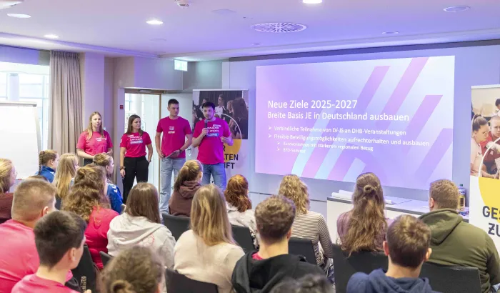 Die DHB-Jugendsprecher stellen den Teilnehmern des Jugendkongresses die Ziele des Jungen Engagements vor.
