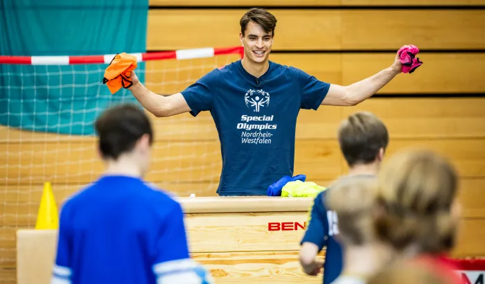 DHB-Nationalspieler Julian Köster beim Inklusionstraining des Longericher SC