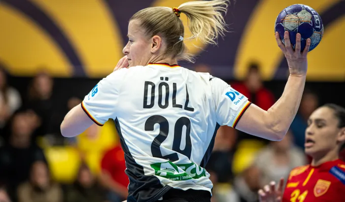 Eine Handballerin beim Wurf auf das Tor