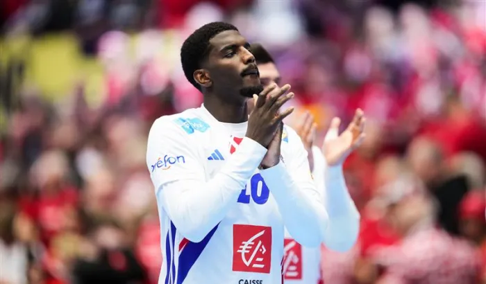Handballspieler Dika Mem klatscht