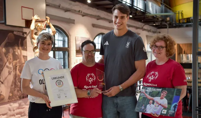 Preisträger Julian Köster mit Katja Kliewer (DOA-Vorstandsmitglied), Thomas Wendt (Special Olympics Tennis) und Andrea Karmasch (Special Olympics Judo). - Foto: DOA/Kai Peters