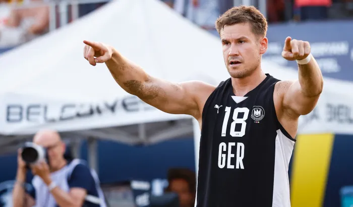 Robin John zeigt nach vorne.