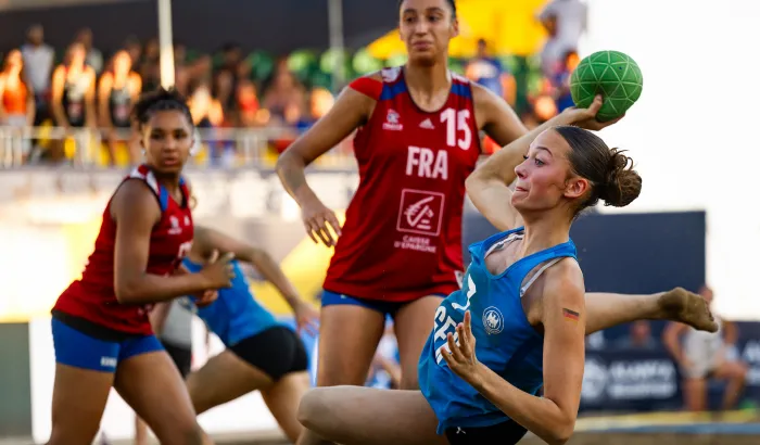 Eine Spielerin wirft gegen Frankreich aufs Tor.
