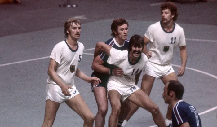 Olympische Spiele 1976: Kurt Klühspies, Heiner Brand und Joachim Deckarm gegen Jugoslawien (unter anderem mit Kreisläufer Zvonimir Serdarusic). - Foto: imago/WEREK