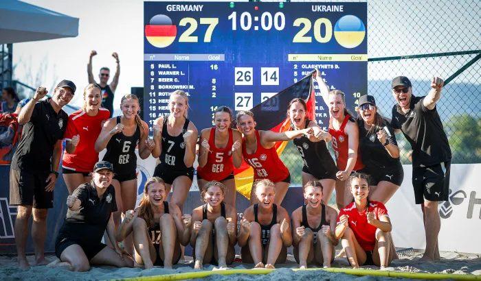 Die Mannschaft feiert den Sieg über die Ukraine