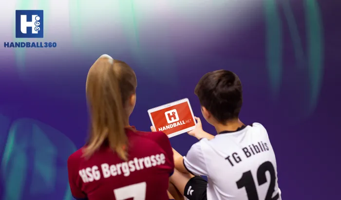 Zwei Handballer/innen blicken auf das neue handball.net