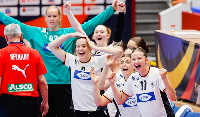 Die Freude ist zurück auf der deutschen Bank: Die DHB-Auswahl setzte sich bei der WM verdient gegen Slowenien durch. - Foto: Kolektiff