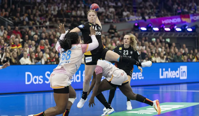 Eine Handballspielerin beim Sprungwurf auf das Tor. 