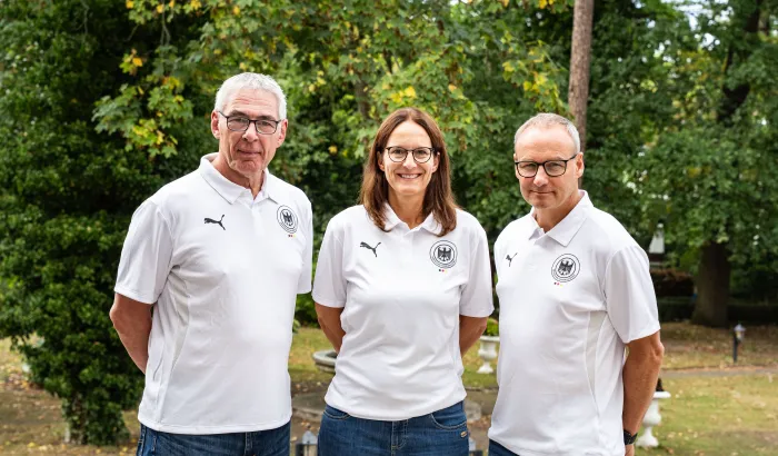 Gino Smits und Christopher Nordmeyer gemeinsam mit Heike Ahlgrimm, Chef-Bundestrainerin Nachwuchs weiblich. - Foto: Niklas Köppen