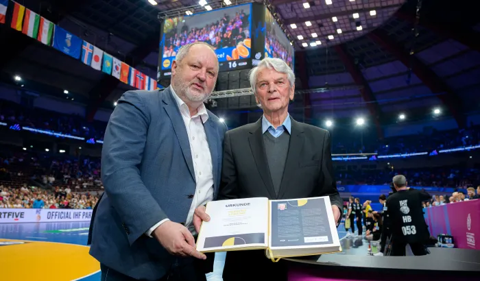Herbert Lübking (rechts) wird 85 Jahre alt. Hier im Bild mit DHB-Präsident Andreas Michelmann. | Foto: Marco Wolf