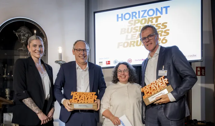 Mark Schober (Zweiter von links) und Martin Heuberger (rechts) erhielten auf dem HORIZONT Sportbusiness Award 2026 die Auszeichnung "Player des Jahres"
