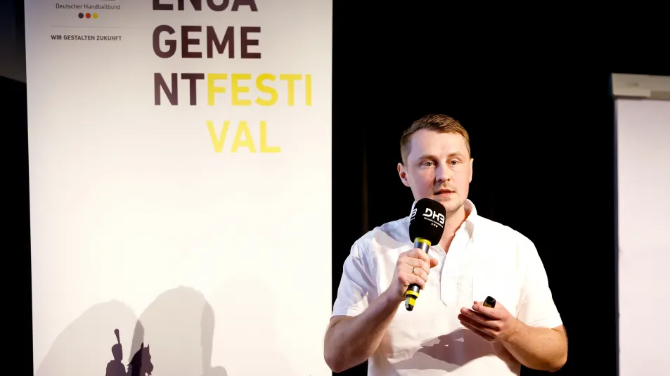 Martin Göpfert hält eine Rede