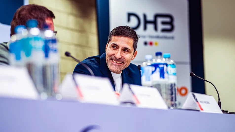 Ingo Meckes bei einer Pressekonferenz