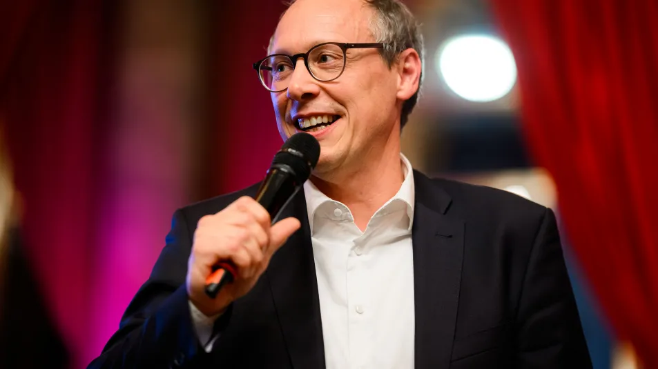 Mark Schober hält eine Rede