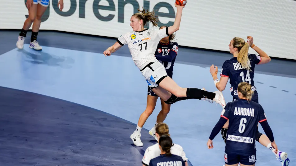 Viola Leuchter wirft aufs Tor