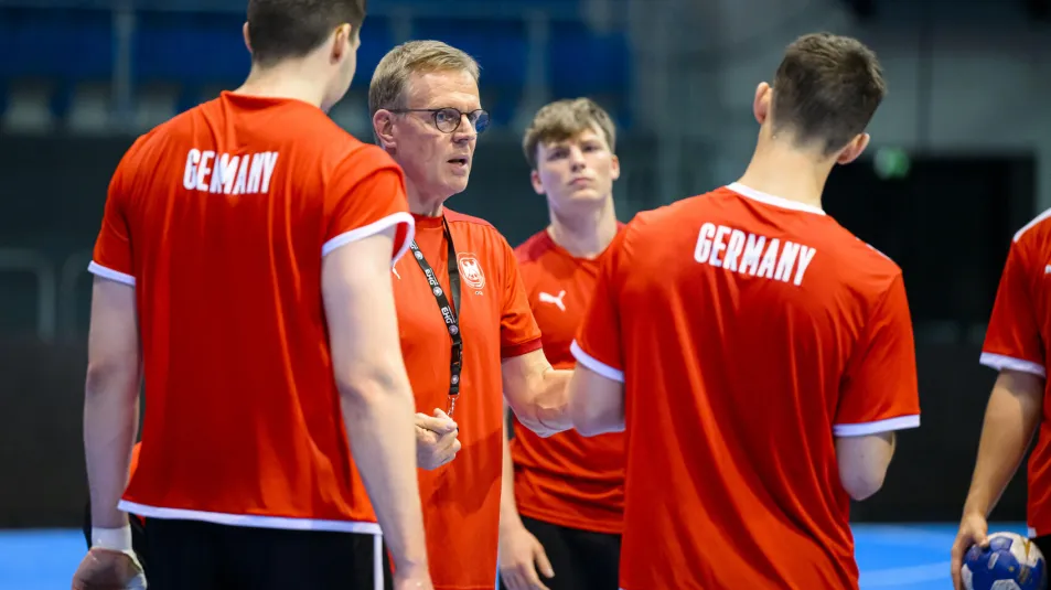 Trainer erklärt eine Übung