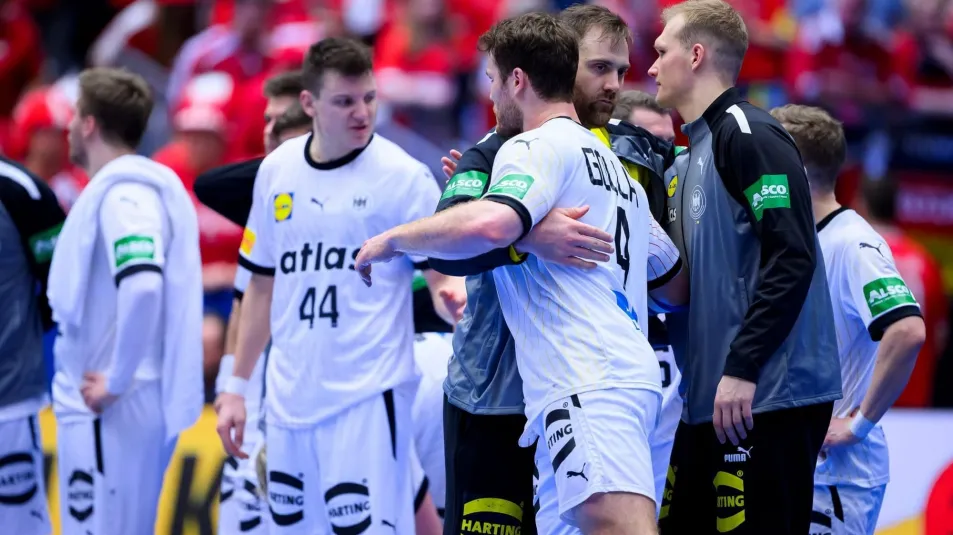Spieler jubeln und nehmen sich in den Arm