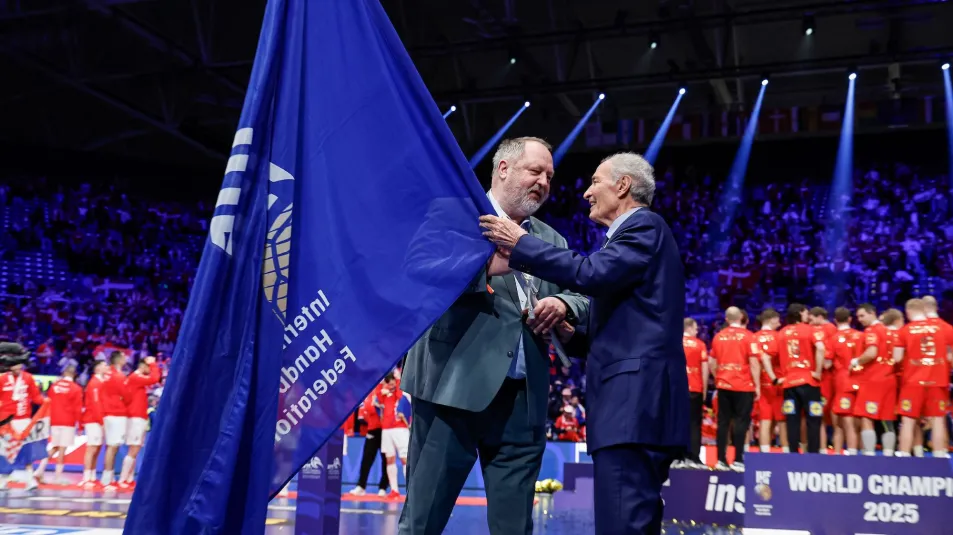 Flaggenübergabe. - Foto: IHF/kolektiff/Anze Malovrh