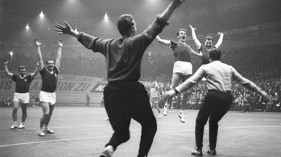 Herbert Lübking jubelnd in der Westfalenhalle. - Foto: imago-images