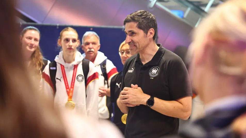 DHB-Vorstand Sport Ingo Meckes begrüßt die Weltmeisterinnen. - Foto: René Weiss