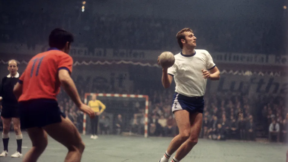 Klaus Brand mit einem Handball in der Hand 