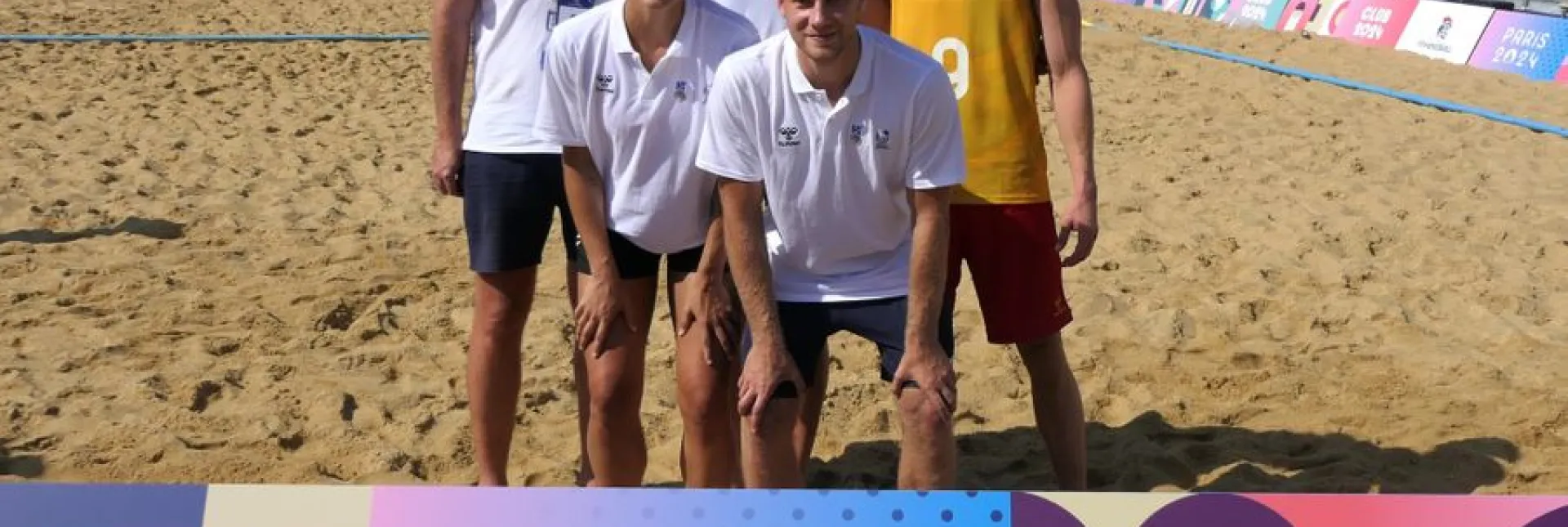 Die fünf nominierten Beachhandballer*innen beim IHF Beach Handball Showcase in Paris.