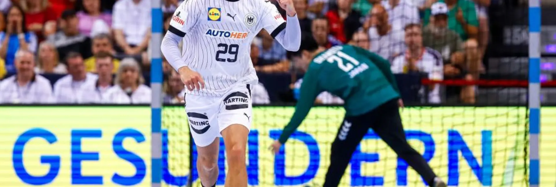 Tim Hornke bejubelt Treffer.