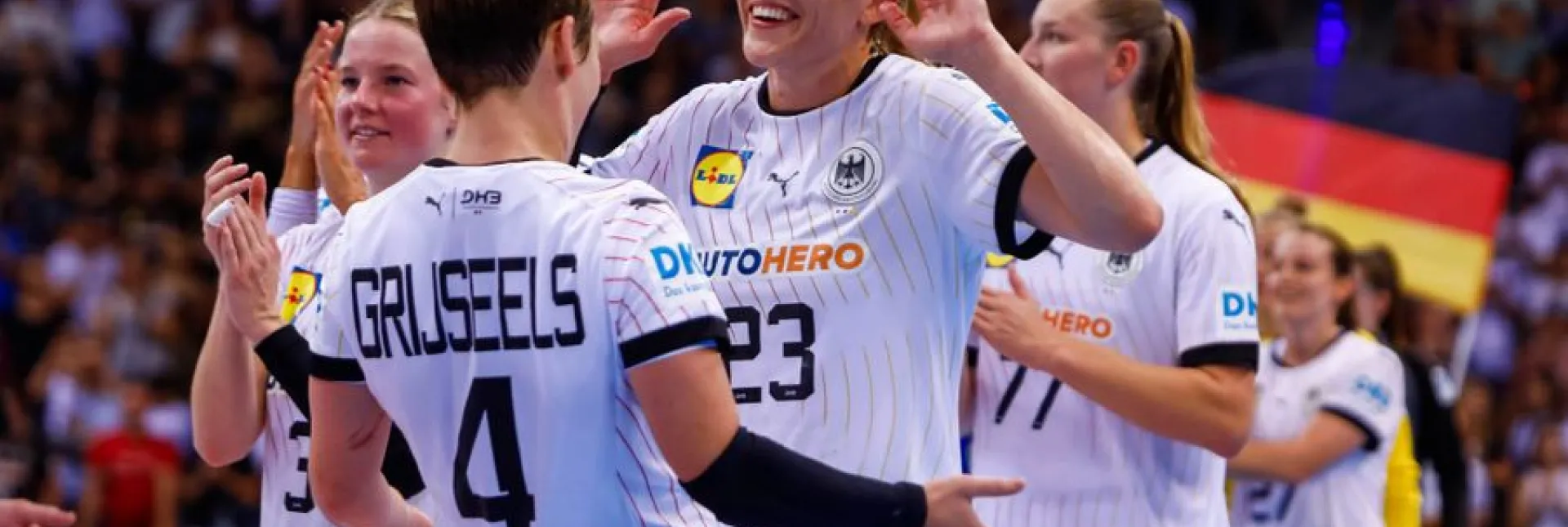 Annika Lott jubelt mit Alina Grijseels.