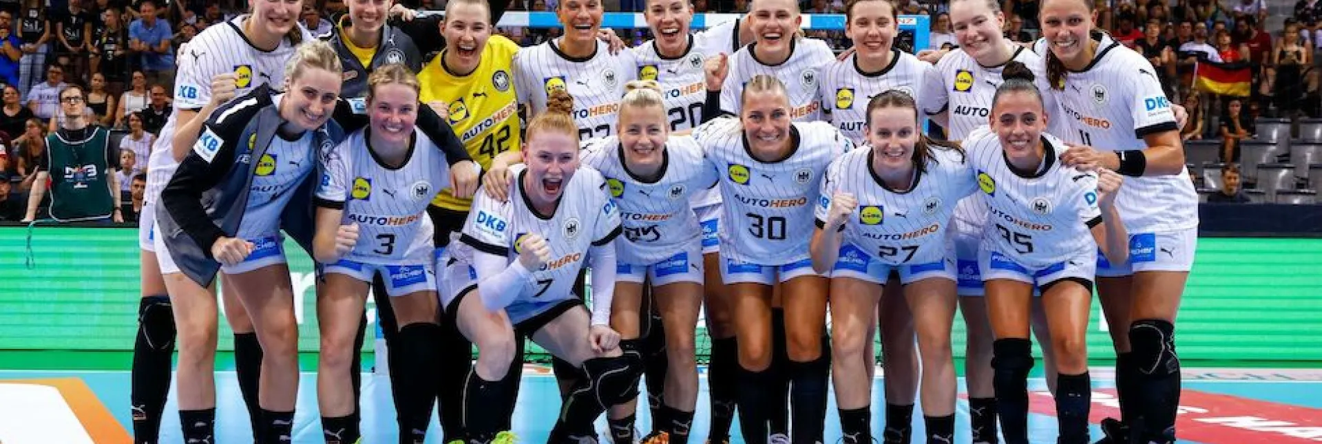 Die Frauenmannschaft jubelt zusammen nach einem Spiel.