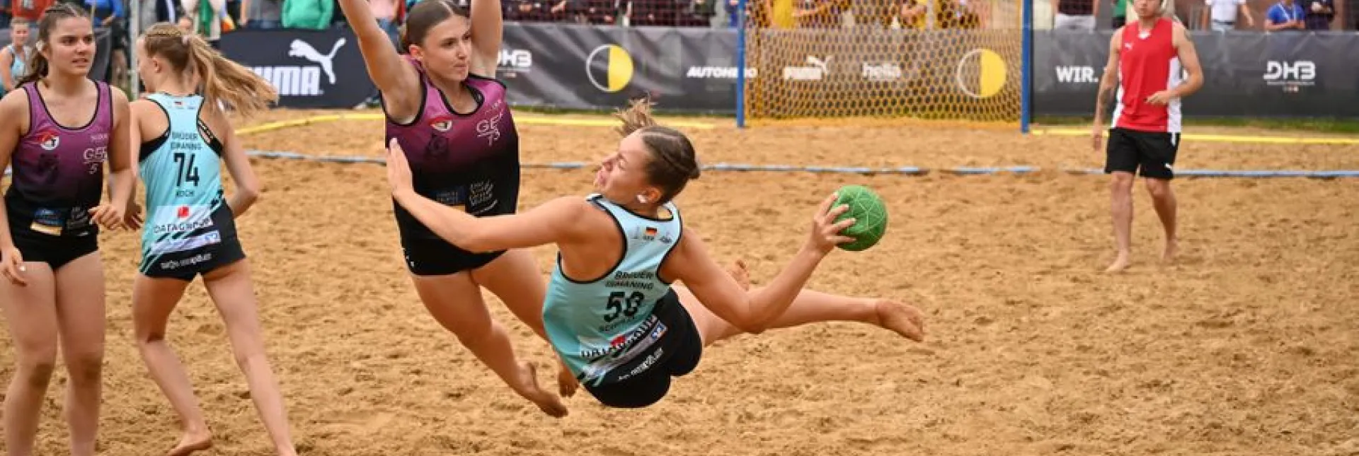 Eine Spielerin der Brüder Ismaning beim Wurfversuch. 