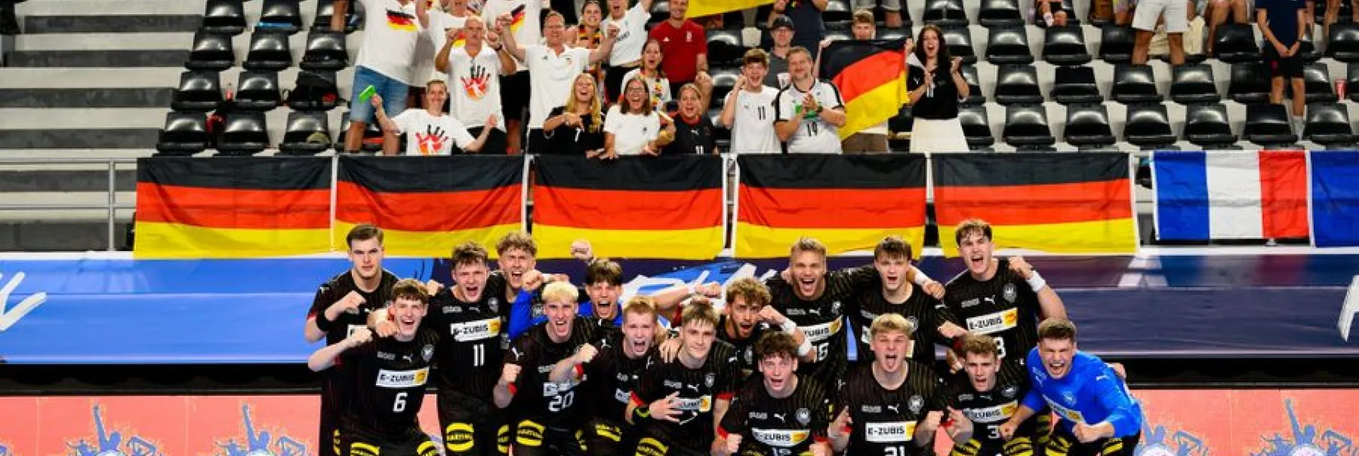 Deutschland feiert den Gruppensieg: Die männliche U18-Auswahl gewann gegen Frankreich.