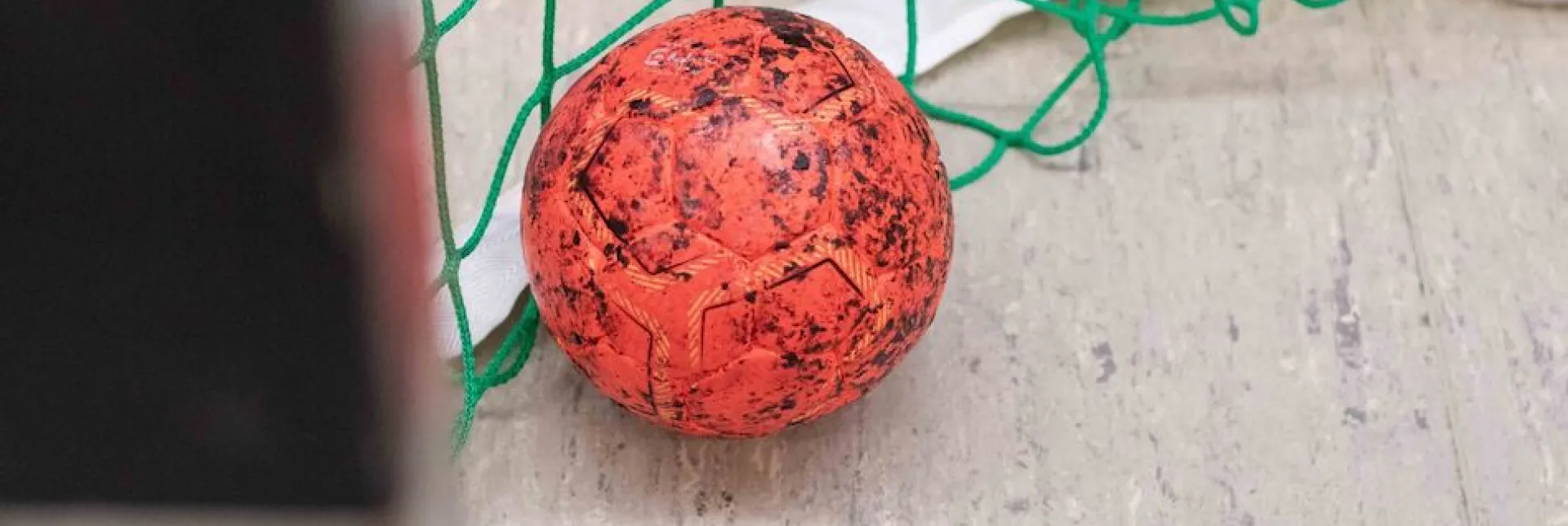 Ein Ball liegt im Handballtor