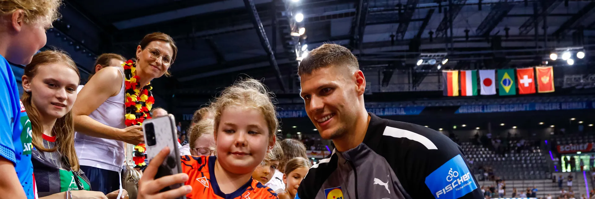 Heymann macht ein Selfie mit einem Fan