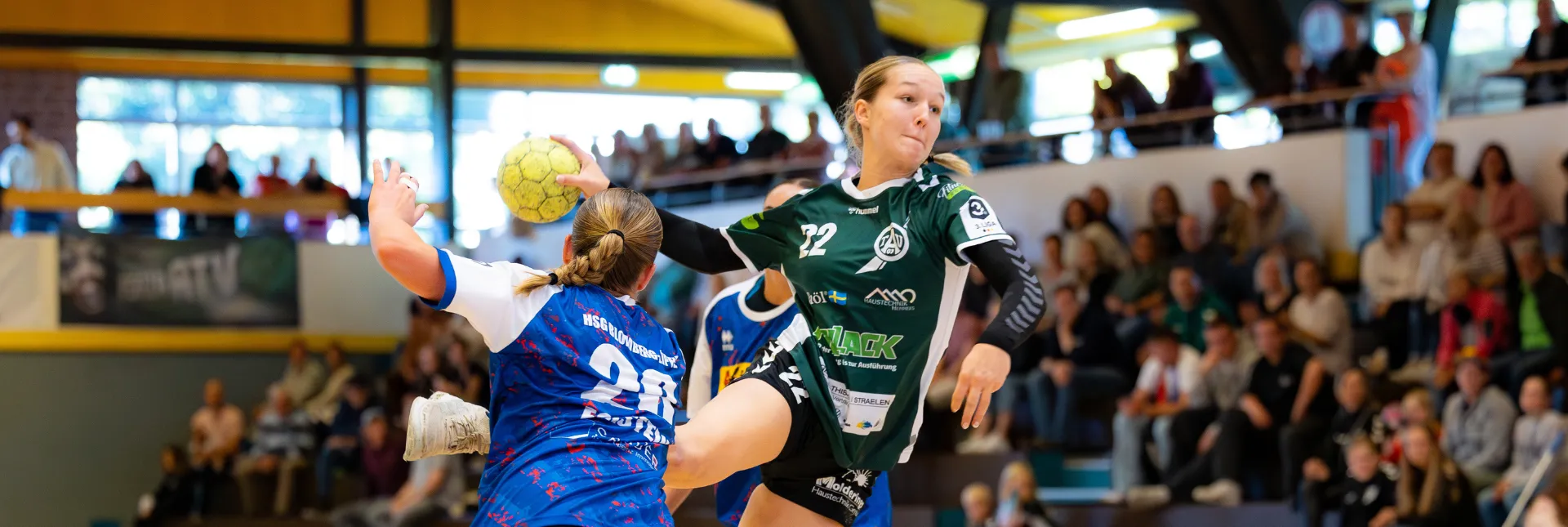 Handballerin setzt zum Wurf an