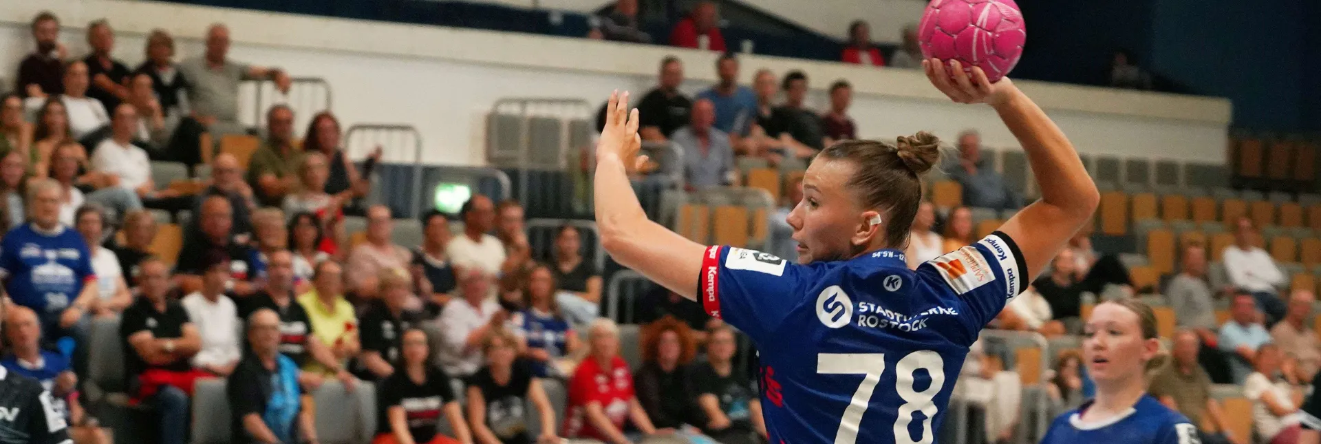 Handballerin setzt zum Wurf an